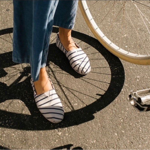TOMS White Navy Riviera Stripe Women’s Classics Venice Collection Sz 6.5 - Picture 2 of 7